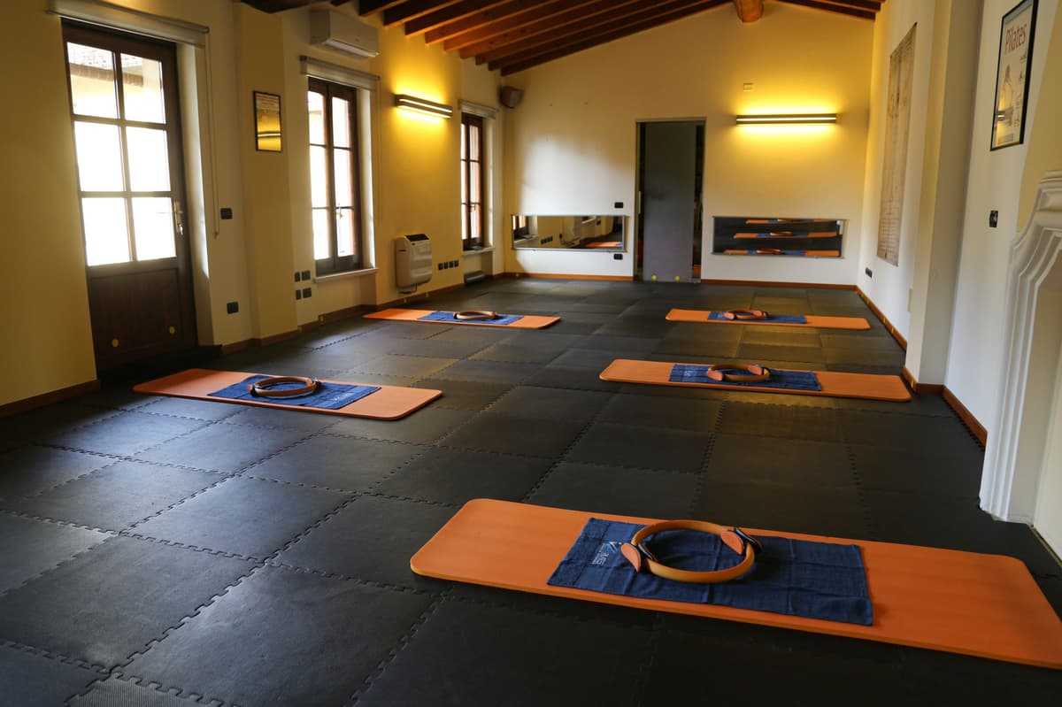 Area Tappeto - Spazio per esercizi a corpo libero con tappetini e magic circle